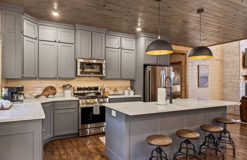 Pickens Cabin | Hidden Haven Lodge - Huge outdoor area, Hot tub, FREE firewood, Games!