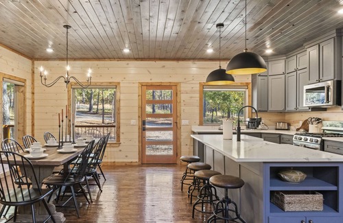 Pickens Cabin | Hidden Haven Lodge - Huge outdoor area, Hot tub, FREE firewood, Games!