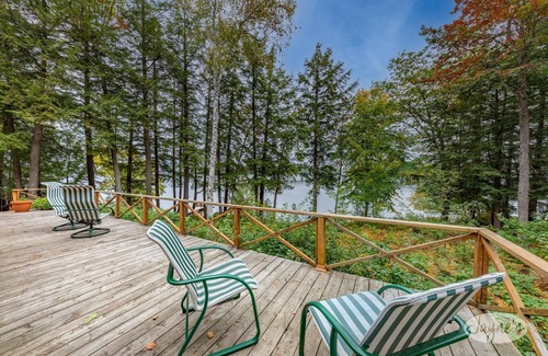 Minett Cottage | Hidden island gem on Lake Joe! Cozy and rustic 3bdrm with 500' of shoreline!