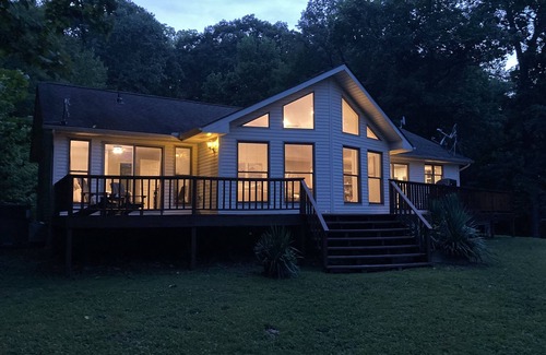 Big Sandy House | Hidden Lakeside Retreat on Kentucky Lake☼Kayaks, Rec Room, Fire Pit Wifi WFH