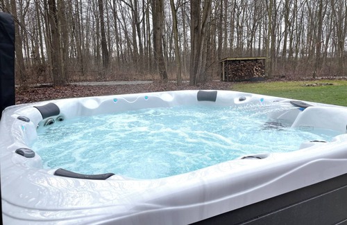 Goshen House | Hidden Log Cabin | Hot Tub | Ping Pong | Family |