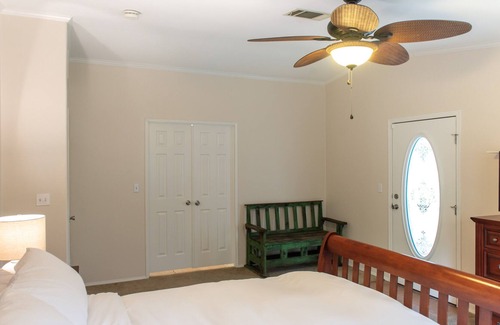 Concan Cabin | Hidden Oaks - 5 min from river access