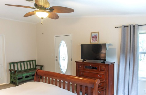 Concan Cabin | Hidden Oaks - 5 min from river access