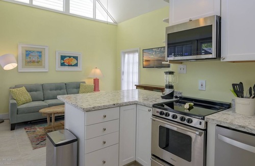 Old Town Cottage | HIDDEN OASIS 3 blocks from Duval