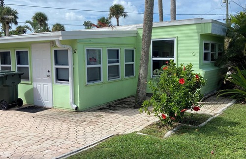 Englewood House | Hidden Oceanfront Seasonal Gem !! Keep your Boat right outside your door!