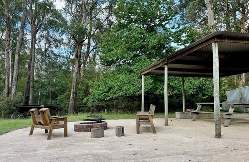 East Warburton House | Hidden River, relaxed house down along the river.