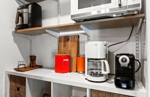 Bel Air House | Hidden Sanctuary in Melrose: Heated Pool!