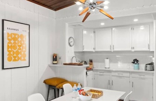 Bel Air House | Hidden Sanctuary in Melrose: Heated Pool!