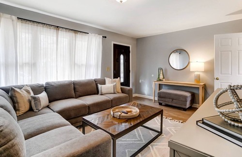 Hidden Valley House | Hidden Valley Home - Just 15 mins. from UNC Charlotte & Uptown - Rec. Room - Pool Table - Pets Ok