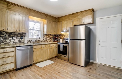 Hidden Valley House | Hidden Valley Home - Just 15 mins. from UNC Charlotte & Uptown - Rec. Room - Pool Table - Pets Ok