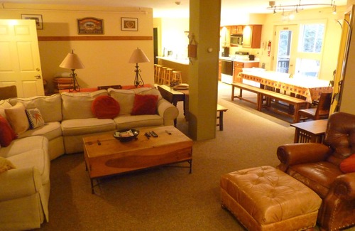 Killington House | Hideaway Chalet-Sleeps 24 Perfect location 2min to ski slopes HOT TUB