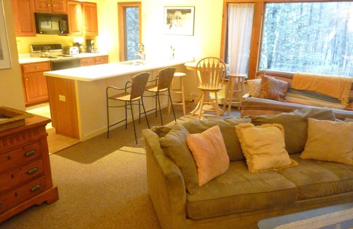 Killington House | Hideaway Chalet-Sleeps 24 Perfect location 2min to ski slopes HOT TUB