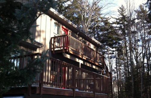 Killington Apartment | Hideaway Chalet Upper Level -Luxury Apartment Great Location, Hot Tub, Deck