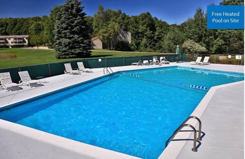Harbor Springs Condo | Hideaway condo, excellent layout, sleeps 10. Btwn Harbor Springs and Petoskey