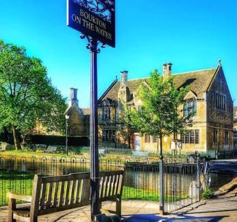 Bourton House | Hideaway Cottage, Luxury, parking, study, EV