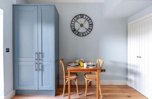 Bourton House | Hideaway Cottage, Luxury, parking, study, EV