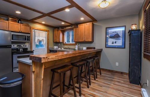 Oakland House | Hideaway | Dog Friendly, Lake Access + Hot Tub