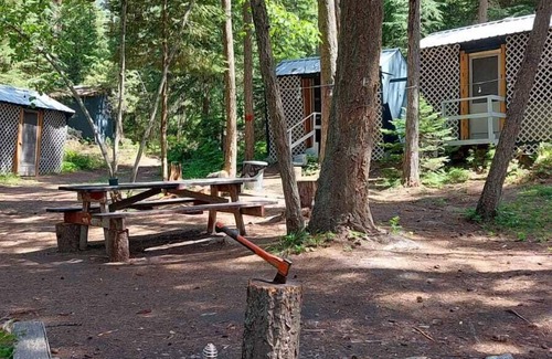 Olney RV Rental | Hideaway Hut 1/ 2 Twins