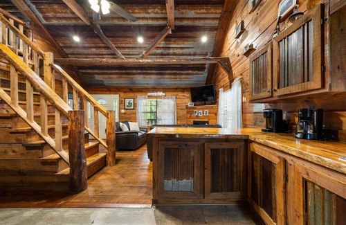 Trenton House | Hideaway Lodge | Rustic w/Hot Tub | Dog Friendly