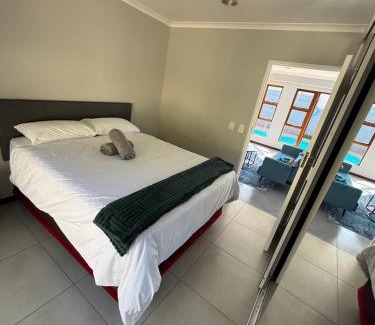 Parklands House | Hideaway-Poolside Comfort cottage 5km to the Beach