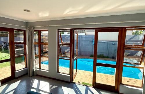 Parklands House | Hideaway-Poolside Comfort cottage 5km to the Beach