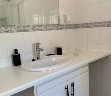 Parklands House | Hideaway-Poolside Comfort cottage 5km to the Beach