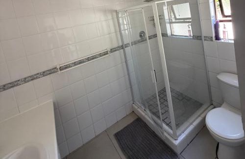 Parklands House | Hideaway-Poolside Comfort cottage 5km to the Beach