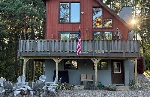 Lake Ariel Cabin | Hideout,2 King Beds,3 bunk beds,Linens,walk to Ski Hill, Beach and Pool! Creek!