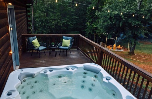 Dahlonega Cabin | Hideout Haven- SPA*Firepit*Game Room*Outdoor Cinema*Dog Friendly*Near Wineries!