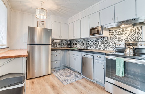 Higgins Lake Cottage | Higgins Lake Cottage w/Private Fire Pit & Grill!