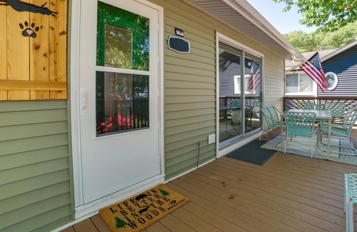 Higgins Lake Cottage | Higgins Lake Cottage w/Private Fire Pit & Grill!