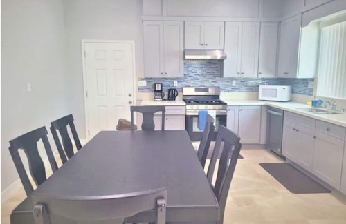 Garden Grove House | High Ceiling*2-levels Home*5 miles to Disneyland