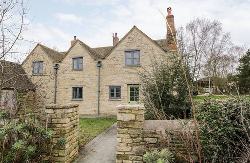 Witney House | HIGH COGGES FARM HOLIDAY COTTAGES, pet friendly in Witney