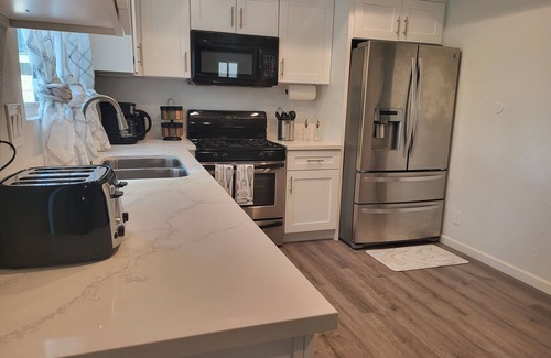 Victorville House | High Desert Dream 3bd/3bth, sleeps 8, fast Wi-Fi, smart TVs in all bedrooms