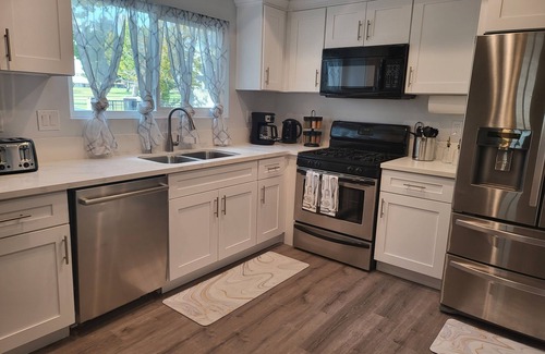 Victorville House | High Desert Dream 3bd/3bth, sleeps 8, fast Wi-Fi, smart TVs in all bedrooms