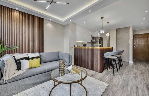 El Tesoro Apartment | High End Apartment 1 BD 1 BA Views Ac Malls