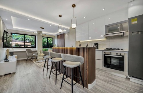 El Tesoro Apartment | High End Apartment 1 BD 1 BA Views Ac Malls