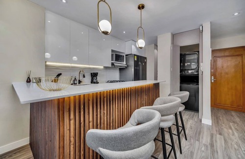 El Tesoro Apartment | High End Apartment 1 BD 1 BA Views Ac Malls