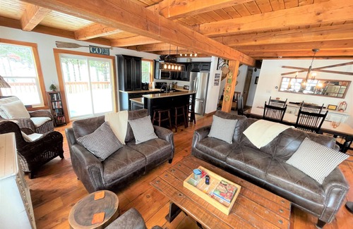 Smiths Corner House | High end cozy retreat ideal for large families with wood stove & large firepit