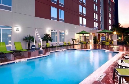 Houston House | High-end Executive King Suite with Free Breakfast