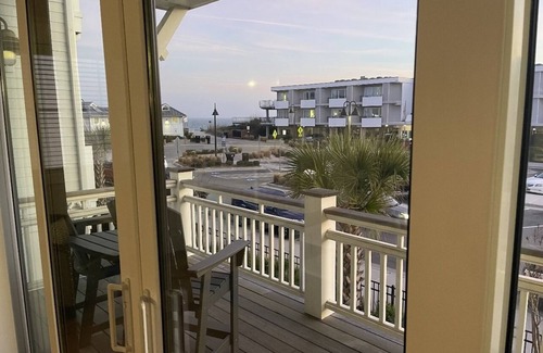 Wrightsville Beach Condo | High-End Gorgeous Wrightsville Beach Condo steps from the Ocean. Great View!