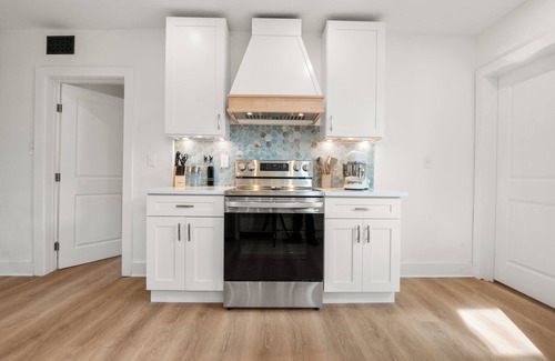West Plaza House | High End Hygge Scandi Cottage, convenient to Country Club Plaza and Westport