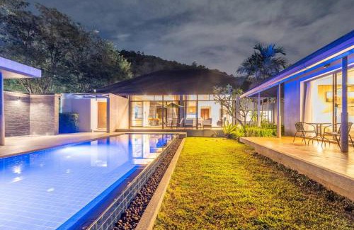 Kathu House | High End Imported Furniture Loch Palm Golf Course V145