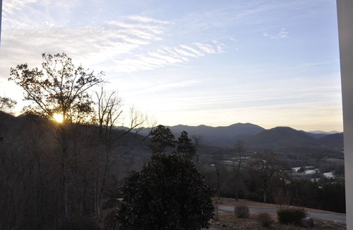 Hayesville House | High-end large quiet home with amazing long-range views, close to Lake Chatuge