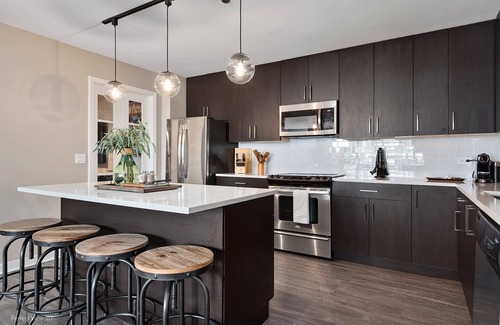 Rush and Division Apartment | High-end Luxury Units + Iconic Views for Groups