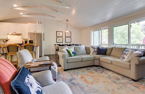 Sapphire House | High-End Sapphire Retreat on Fairfield Lake!