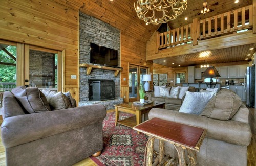 Mineral Bluff Cabin | High Five Lodge- Long Distance Mountain View | Hot Tub | Outdoor Fireplace | Game Room