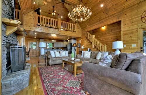 Mineral Bluff Cabin | High Five Lodge- Long Distance Mountain View | Hot Tub | Outdoor Fireplace | Game Room