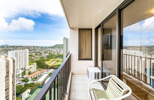 Waikiki Condo | High Floor 1 BD Condo - Steps away from the beach!