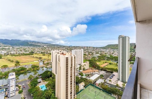 Waikiki Condo | High Floor 1 BD Condo - Steps away from the beach!